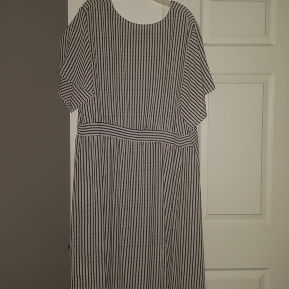 Plus Size Maxi Duster - Picture 3 of 4